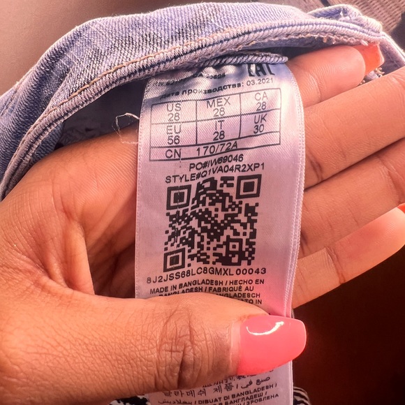 GUESS Medium Wash Capri - Picture 4 of 4